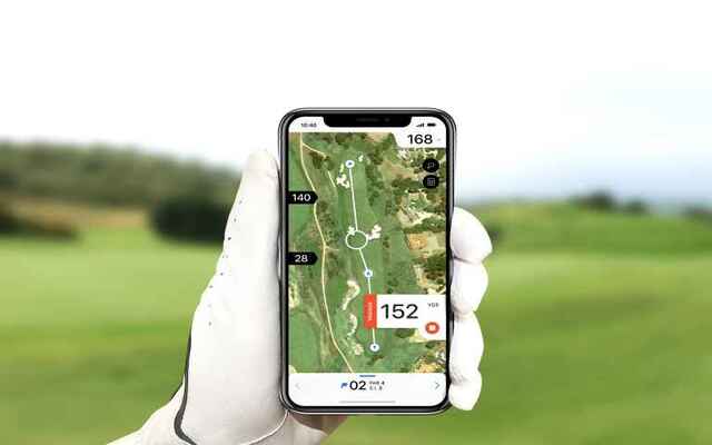 Hole19 app on Apple Watch displaying yardage to the green